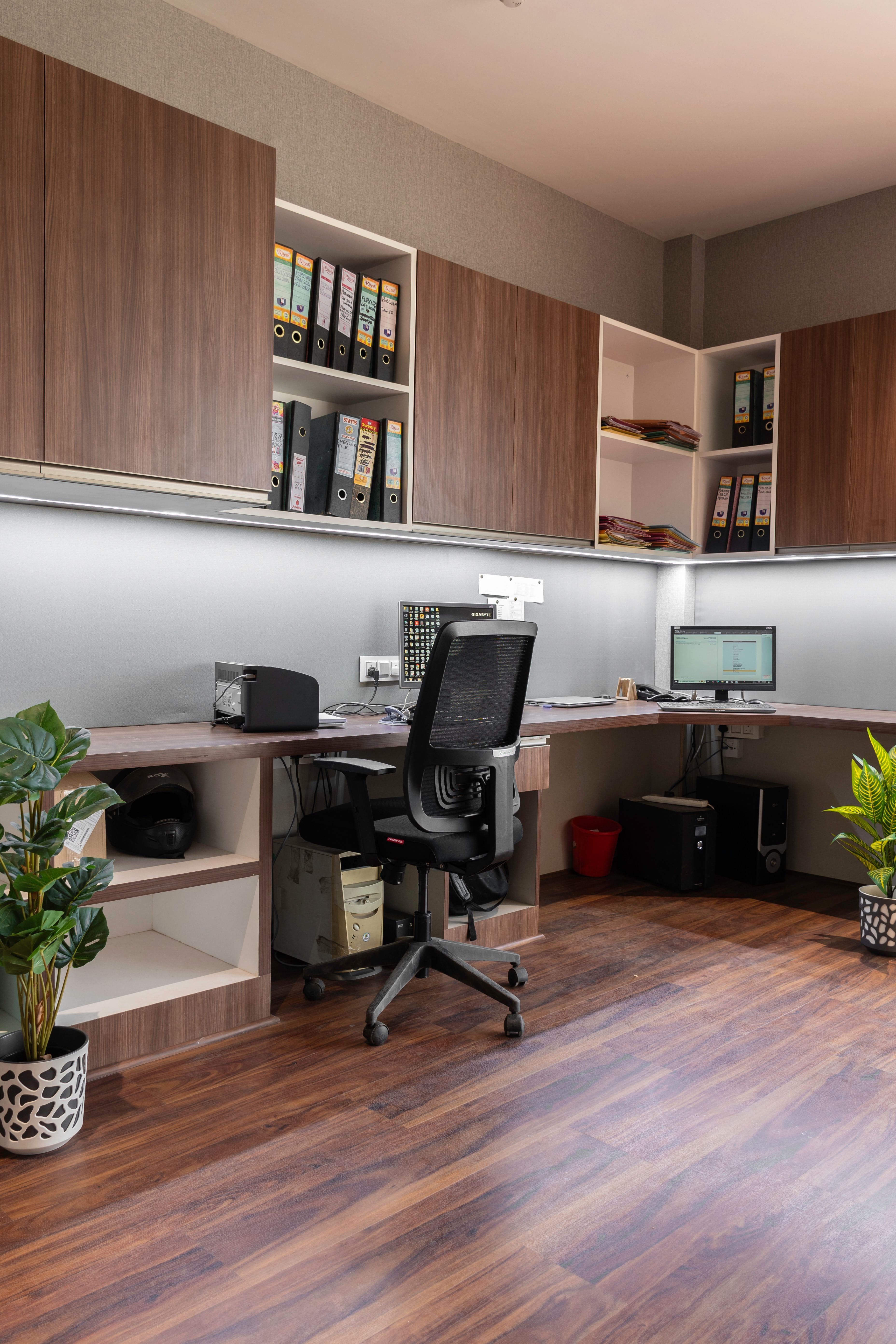 Houten opbergsysteem bij de werkplek